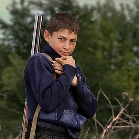 Мальчик с ружьем