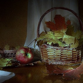 Осенний с яблоком